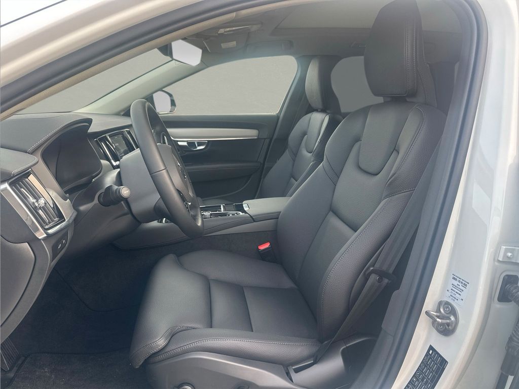 Volvo V90 2025