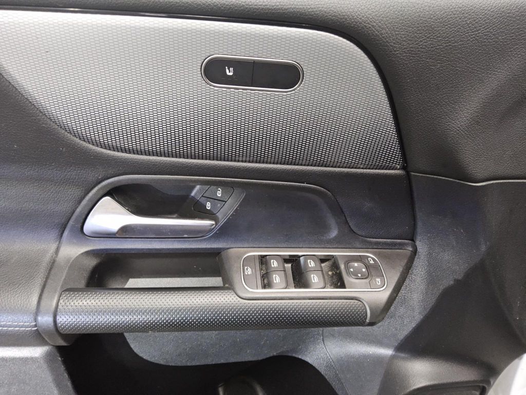 Mercedes-Benz GLB 180 2023