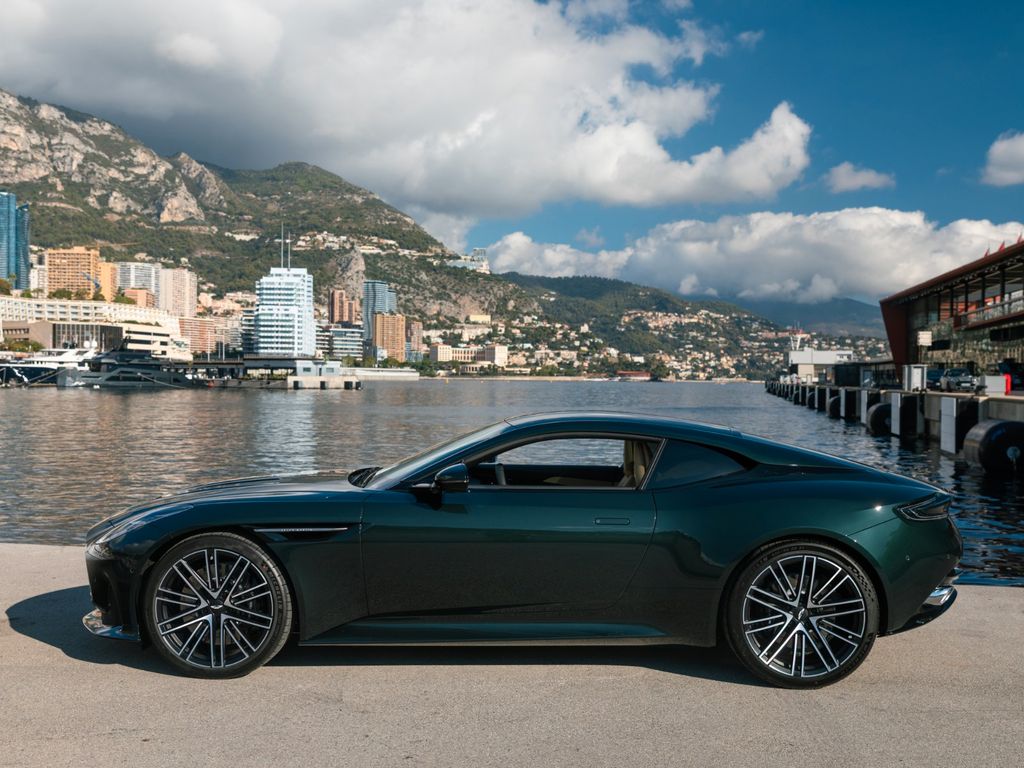 Aston Martin DB12