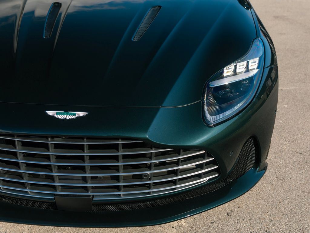 Aston Martin DB12
