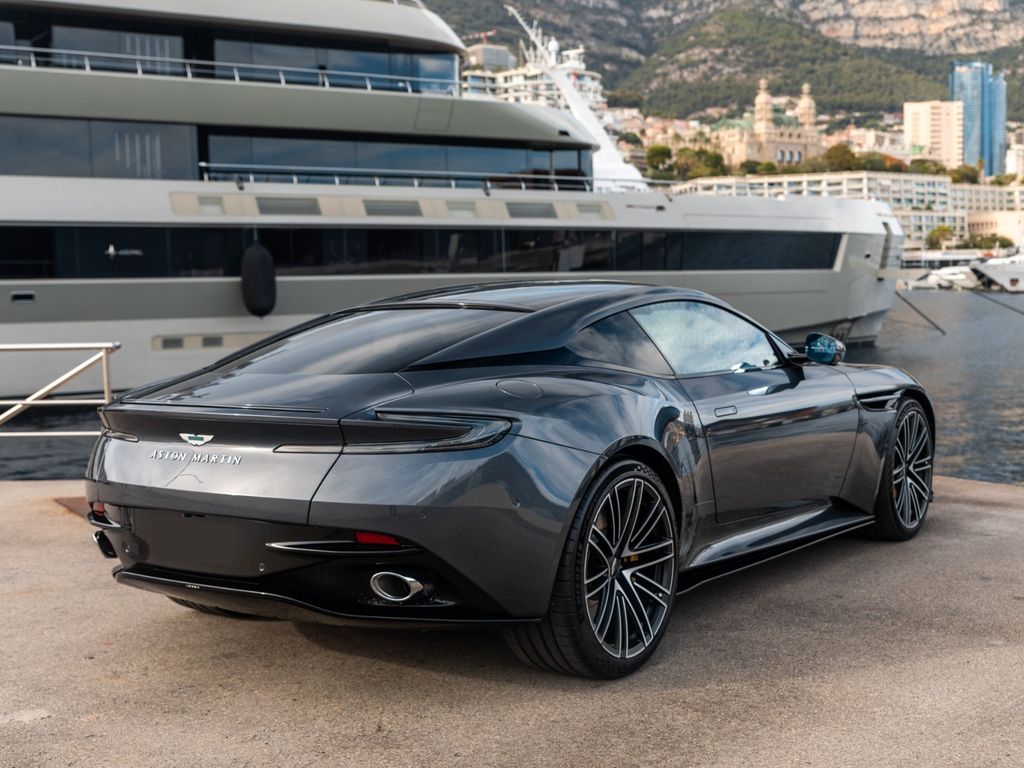 Aston Martin DB12