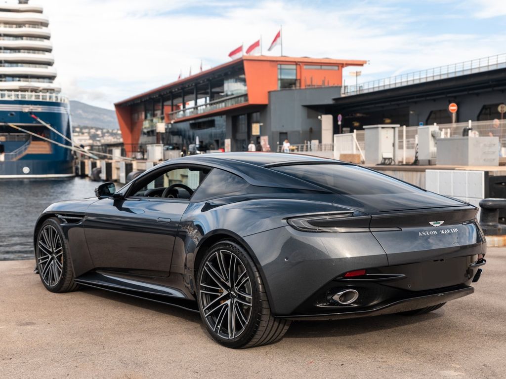 Aston Martin DB12