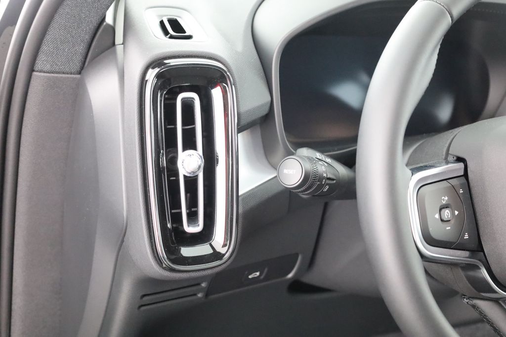 Volvo XC40 2025