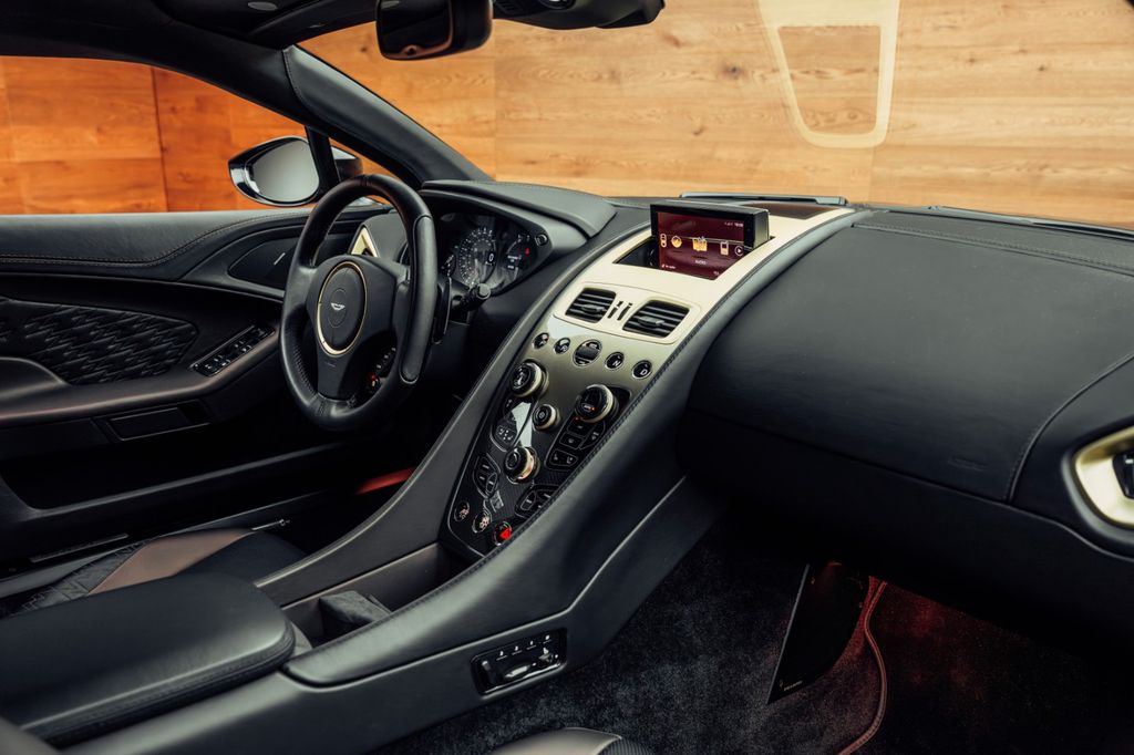 Aston Martin Vanquish 2017