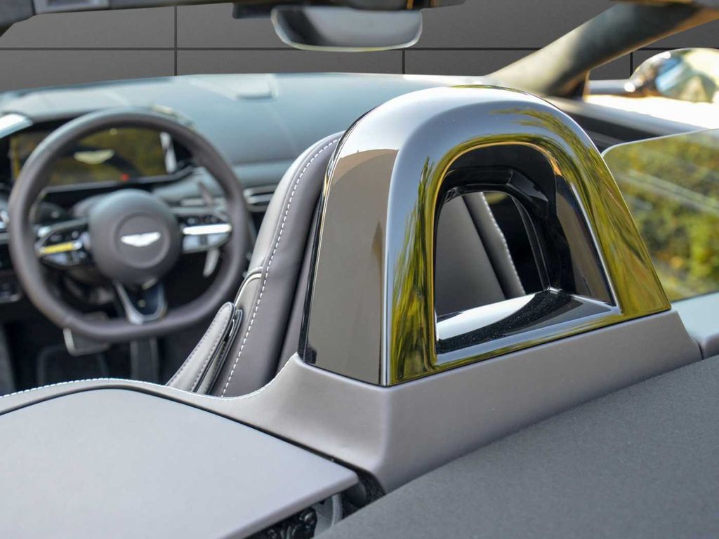 Aston Martin V8 Vantage 2025