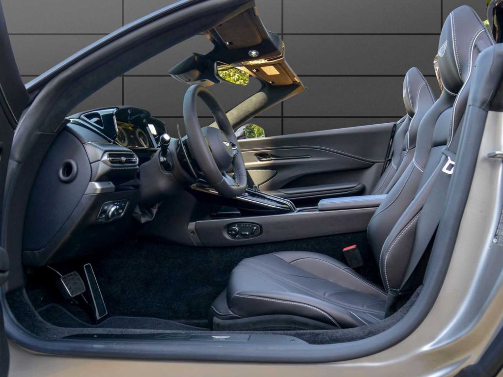 Aston Martin V8 Vantage 2025