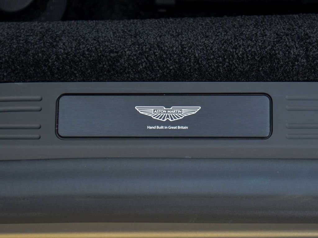 Aston Martin V8 Vantage 2025