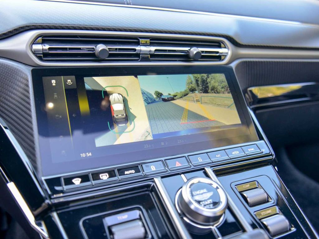 Aston Martin V8 Vantage 2025