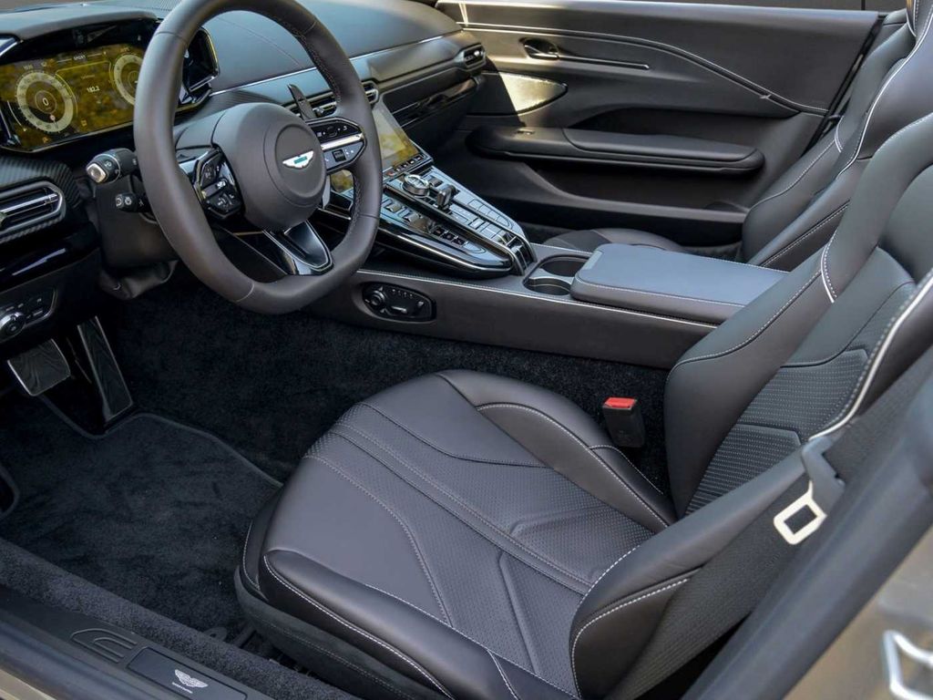 Aston Martin V8 Vantage 2025