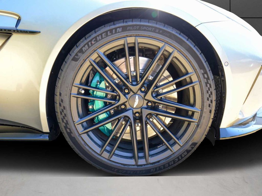 Aston Martin V8 Vantage 2025