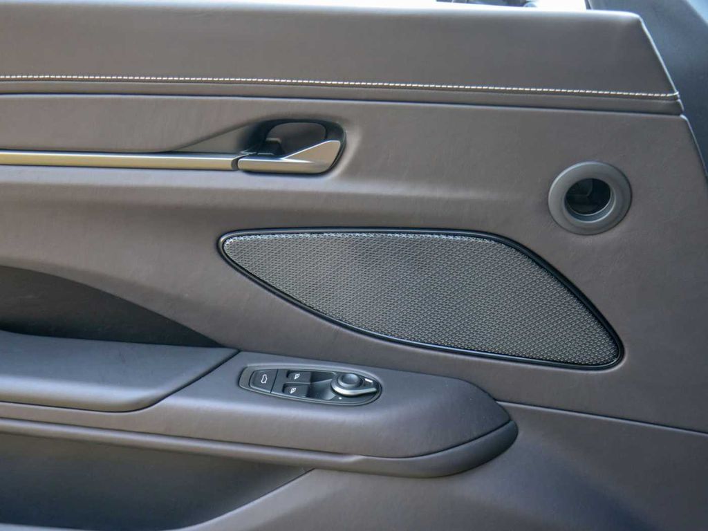 Aston Martin V8 Vantage 2025