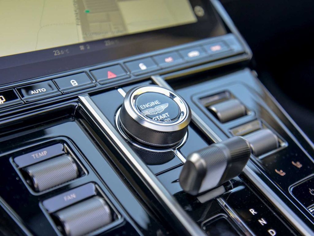 Aston Martin V8 Vantage 2025