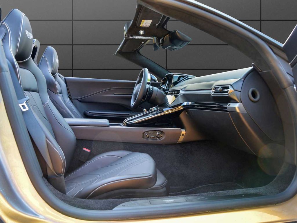 Aston Martin V8 Vantage 2025