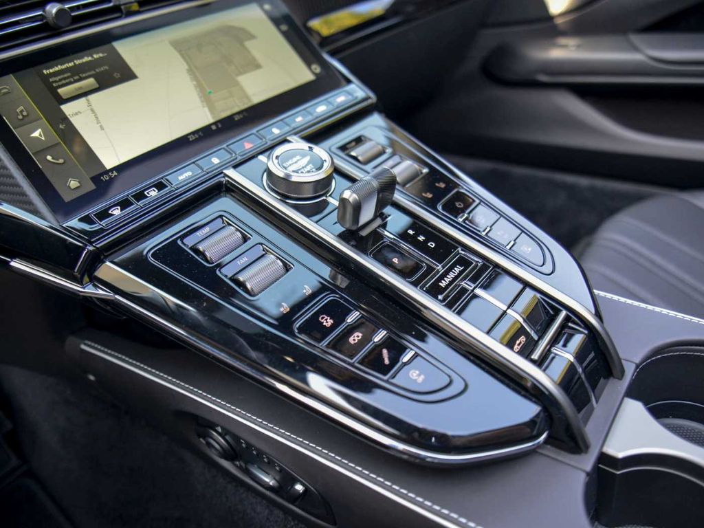 Aston Martin V8 Vantage 2025