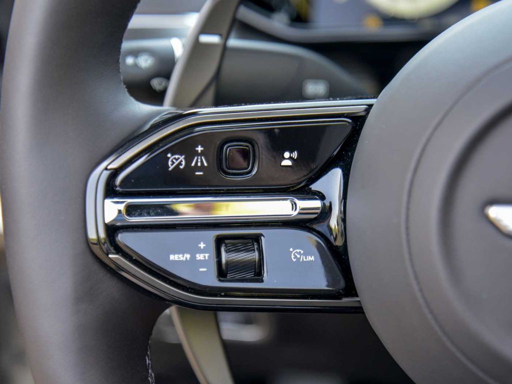 Aston Martin V8 Vantage 2025