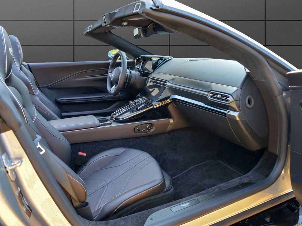 Aston Martin V8 Vantage 2025