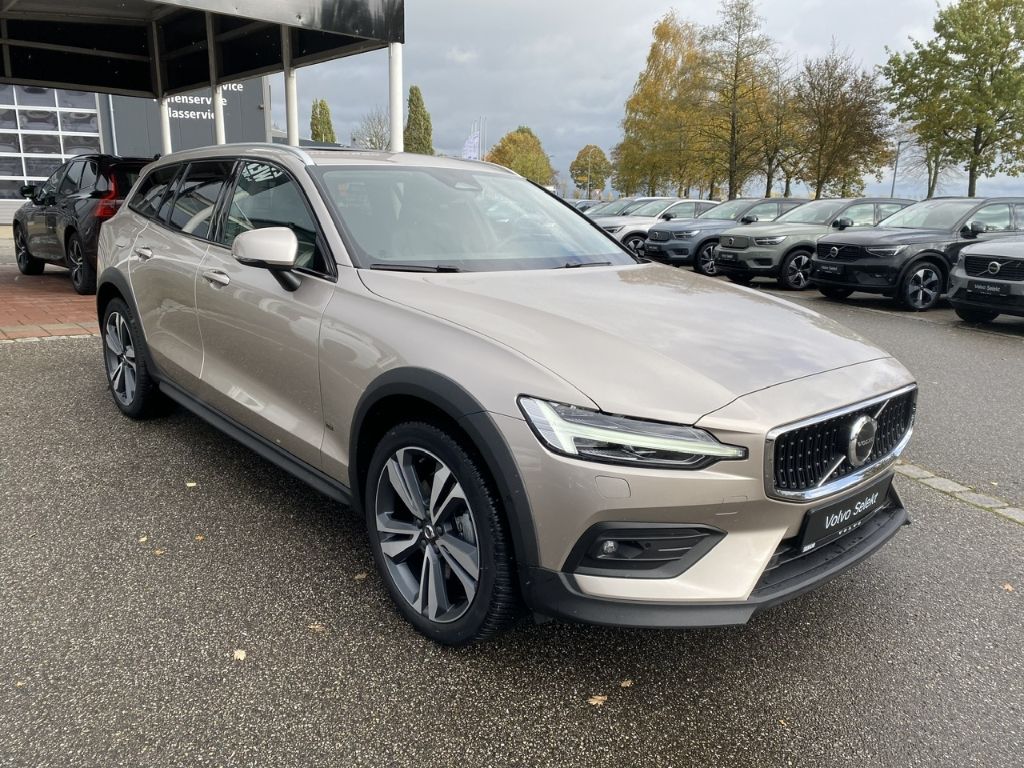 Volvo V60 Cross Country 2023