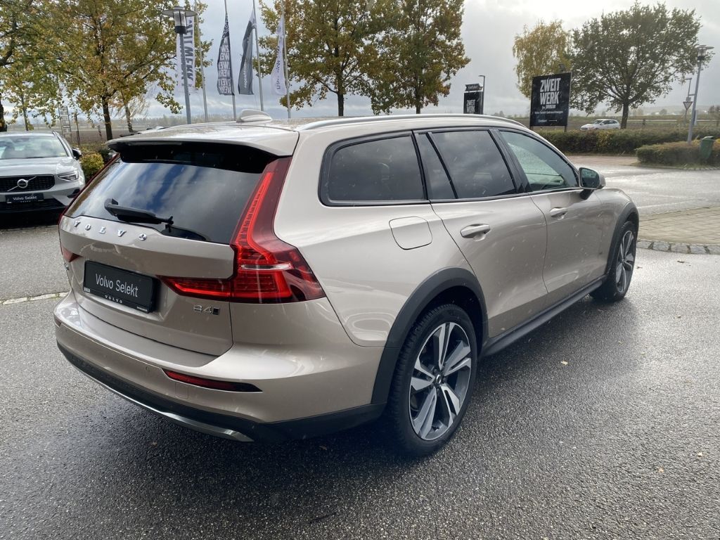 Volvo V60 Cross Country 2023