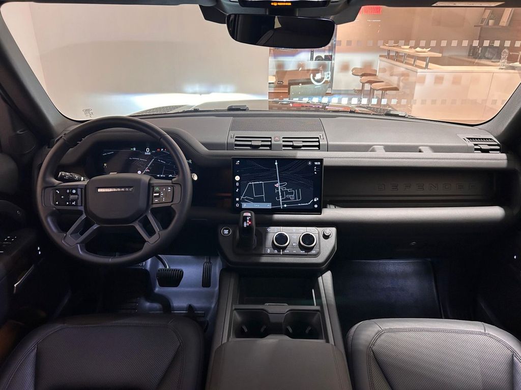 Land Rover Defender 2025