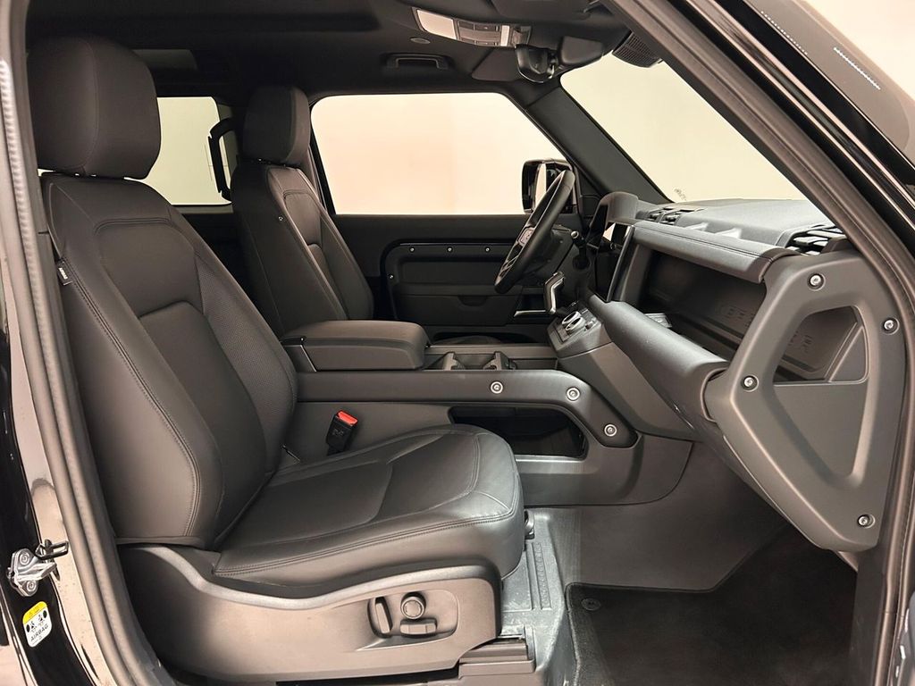 Land Rover Defender 2025