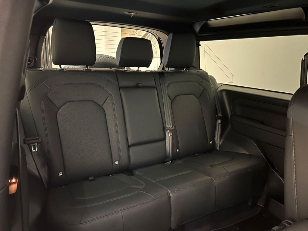 Land Rover Defender 2025