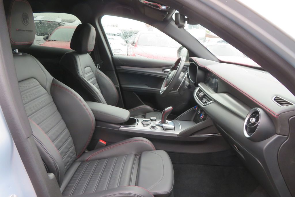 Alfa Romeo Stelvio 2023
