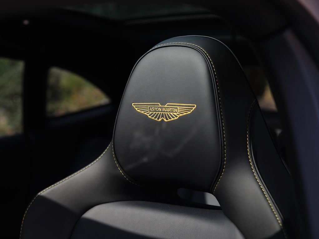 Aston Martin DBX 2025