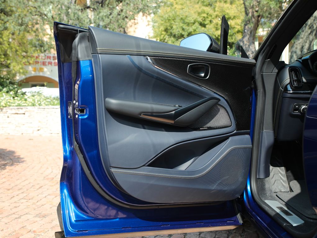 Aston Martin DBX 2025