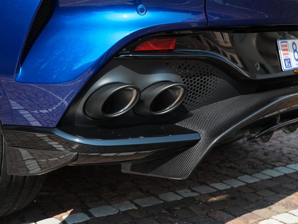 Aston Martin DBX 2025