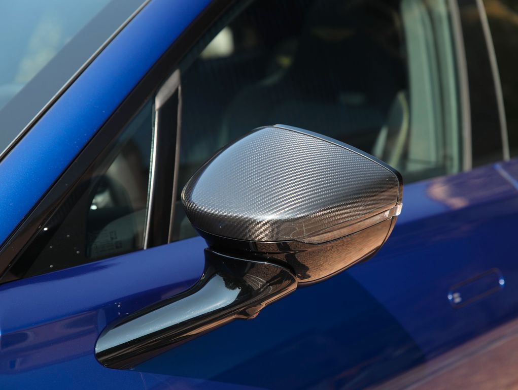 Aston Martin DBX 2025