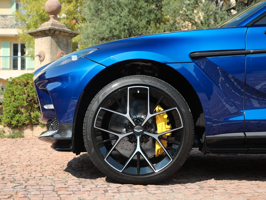 Aston Martin DBX 2025