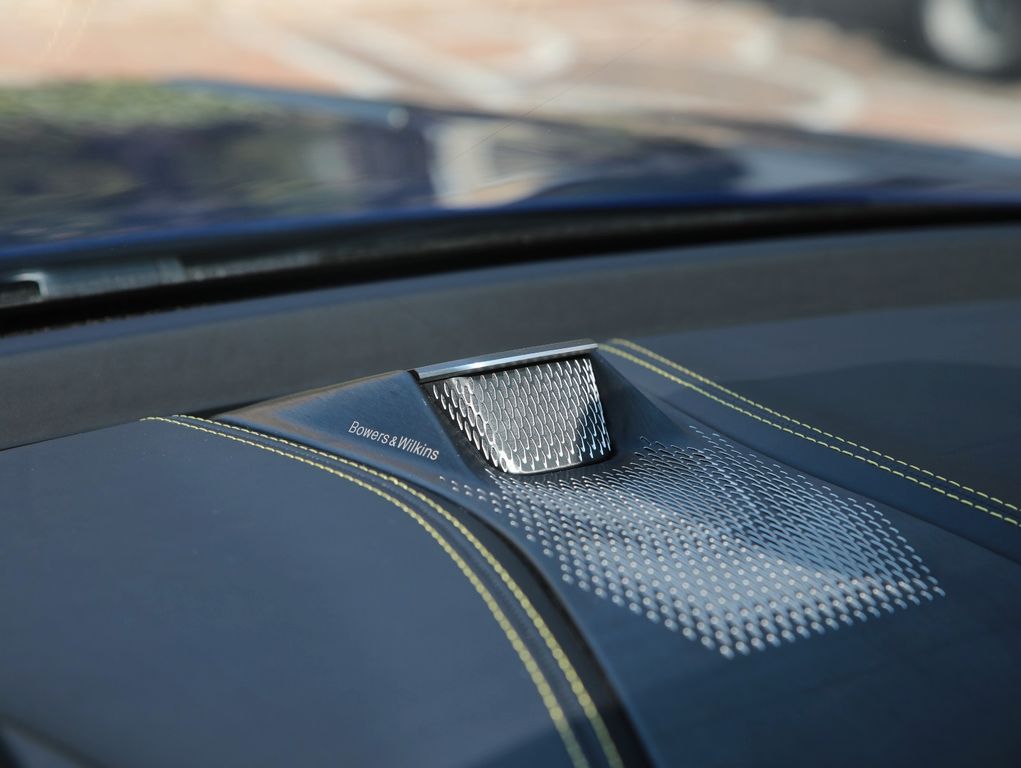 Aston Martin DBX 2025