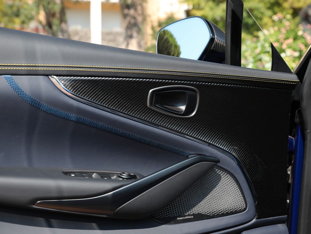 Aston Martin DBX 2025