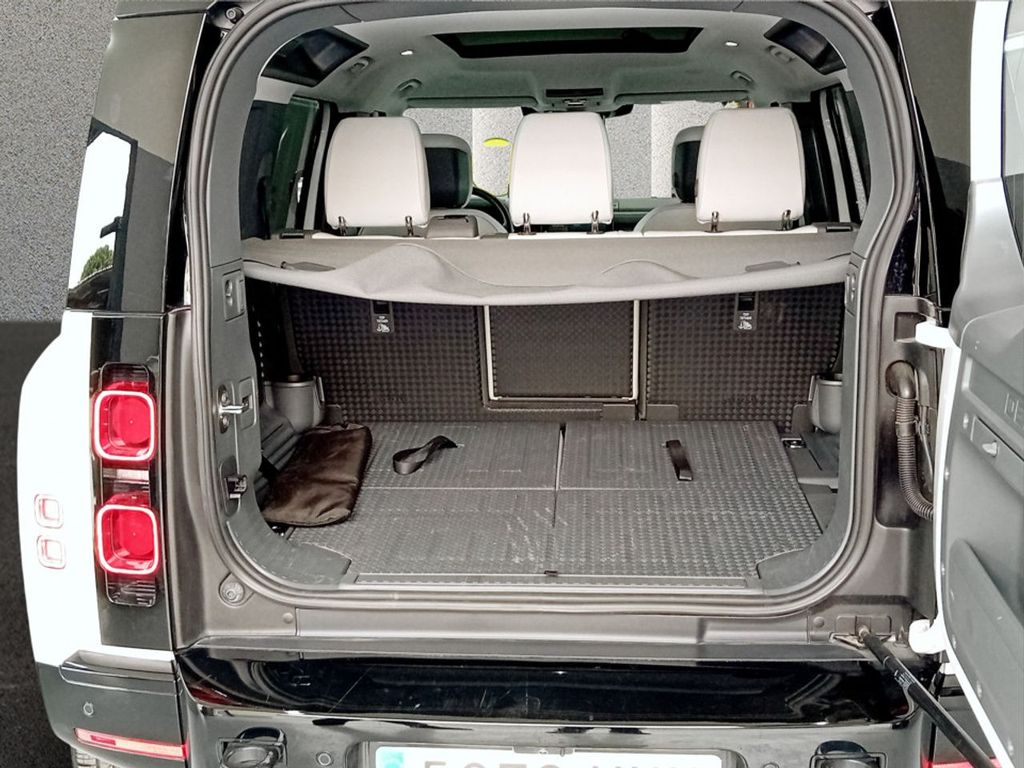 Land Rover Defender 2025