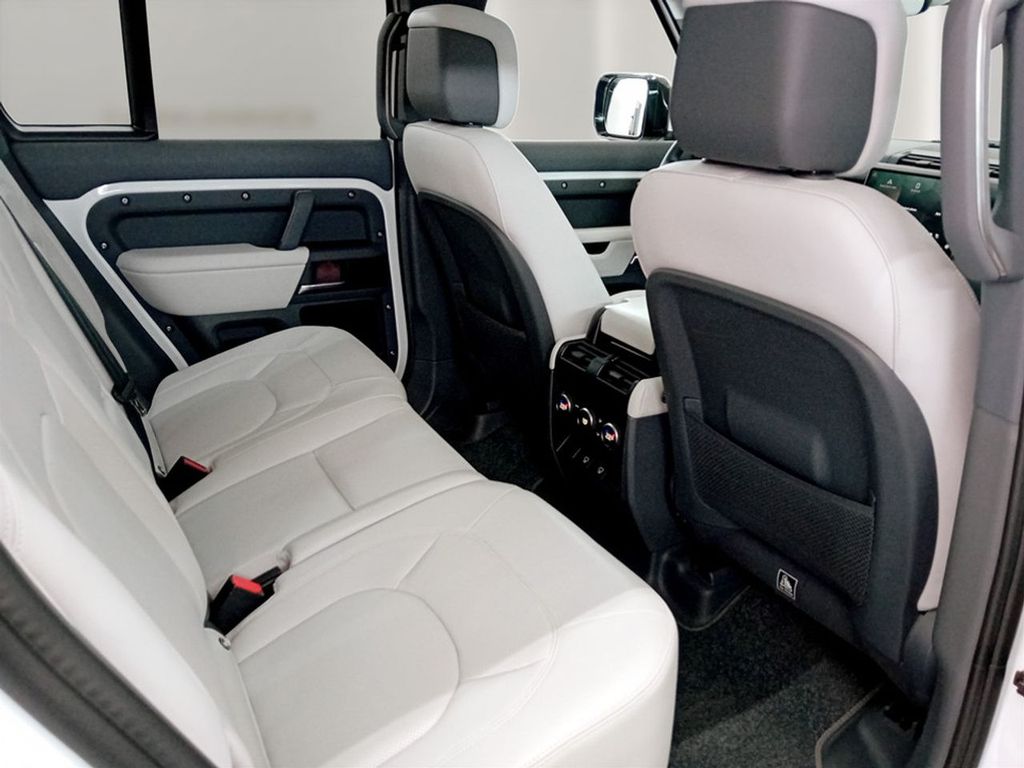 Land Rover Defender 2025