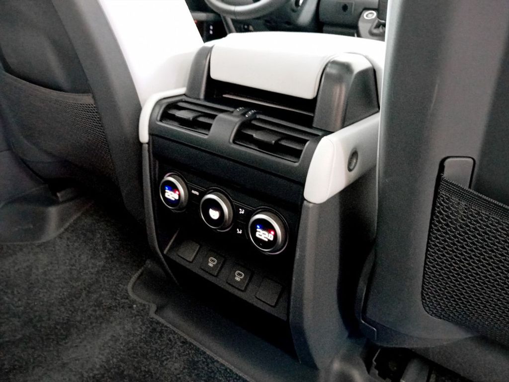 Land Rover Defender 2025