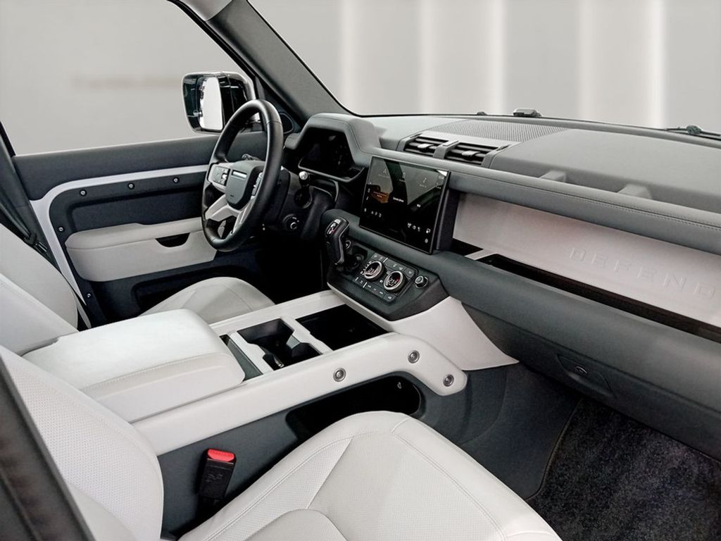 Land Rover Defender 2025