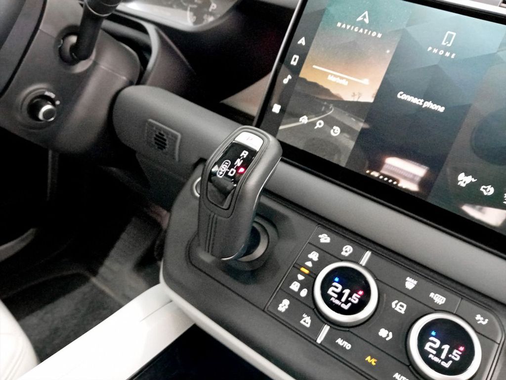 Land Rover Defender 2025