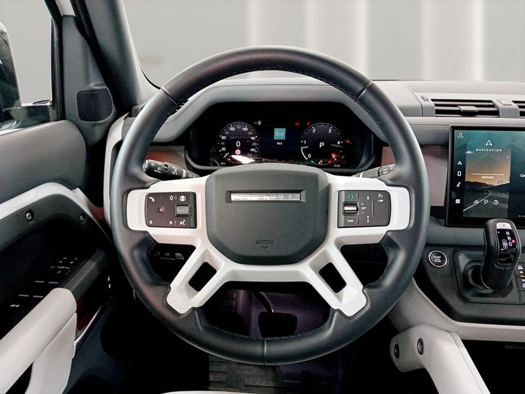 Land Rover Defender 2025