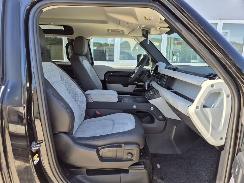 Land Rover Defender 2021