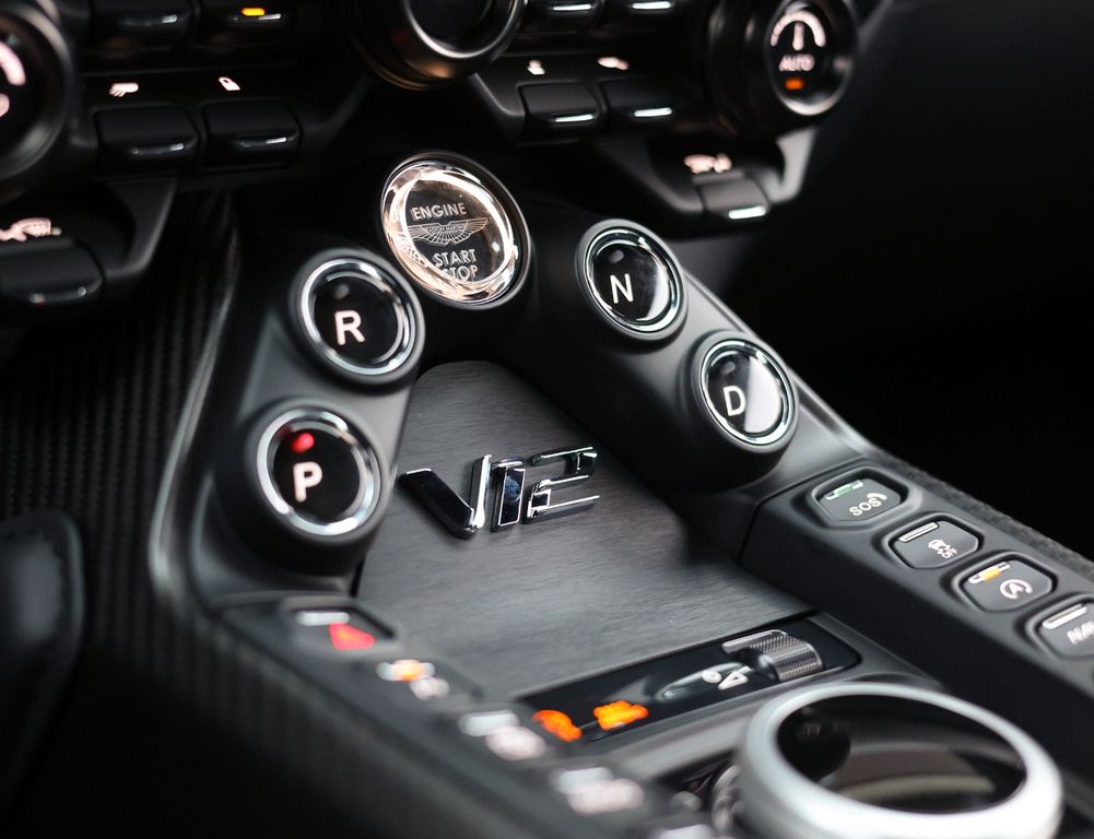 Aston Martin V12 Vantage 2023
