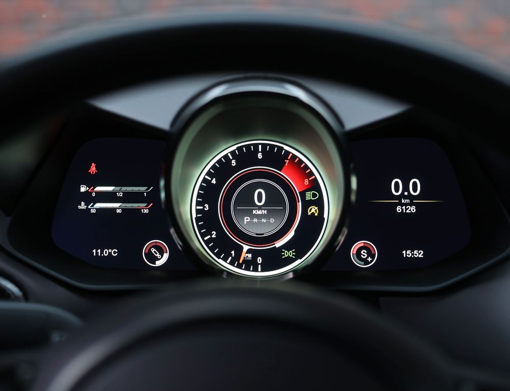 Aston Martin V12 Vantage 2023