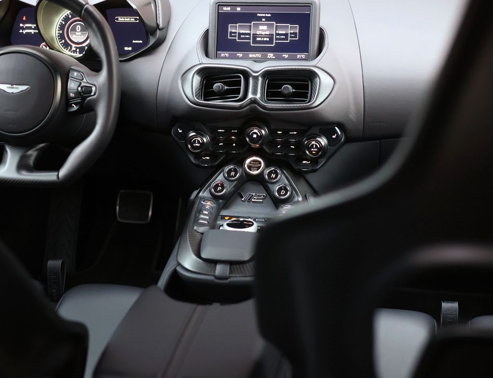 Aston Martin V12 Vantage 2023