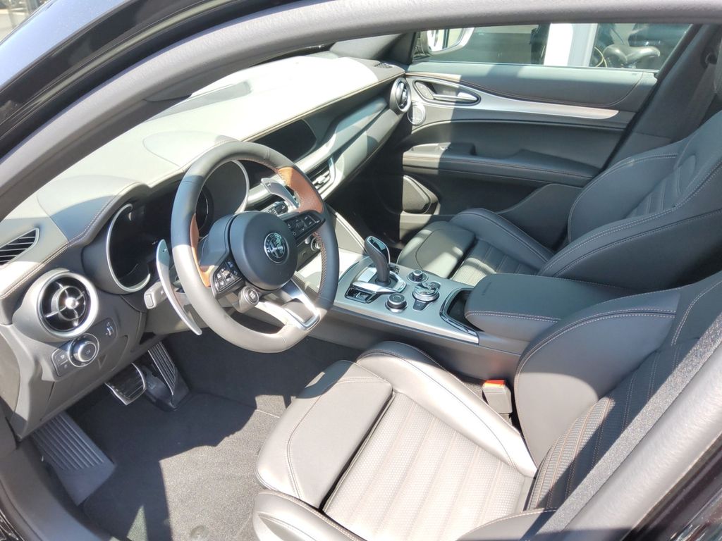 Alfa Romeo Stelvio 2025