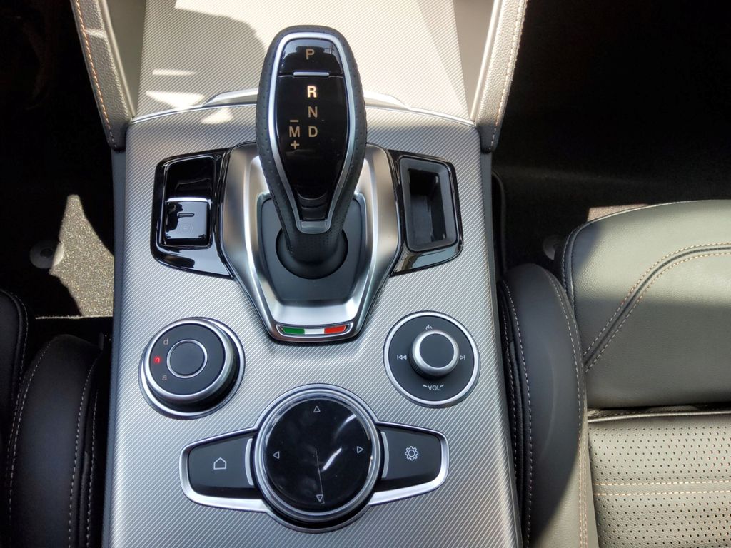 Alfa Romeo Stelvio 2025