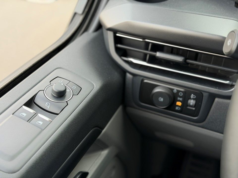 Ford Tourneo Custom 2025