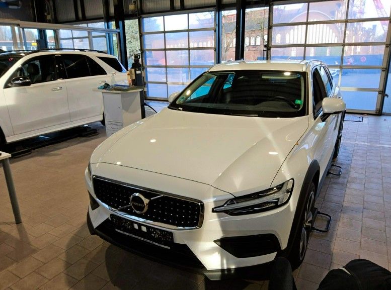 Volvo V60 Cross Country 2023