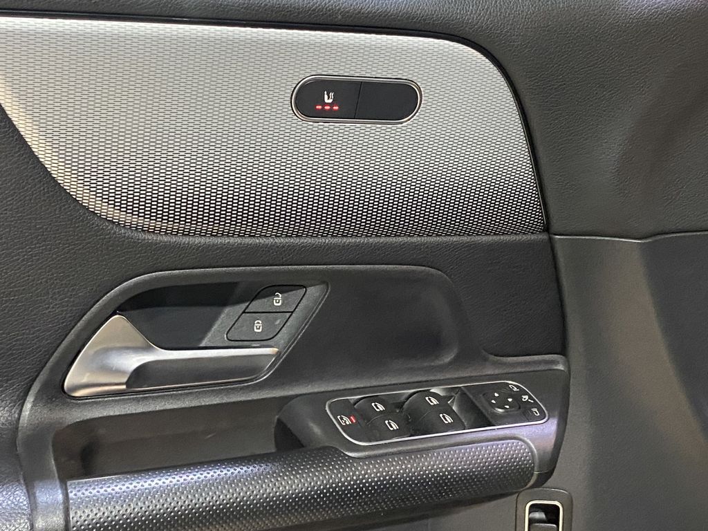 Mercedes-Benz GLB 200 2023