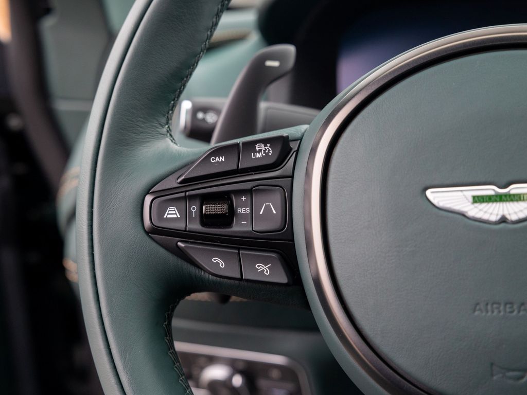 Aston Martin DBX 2025