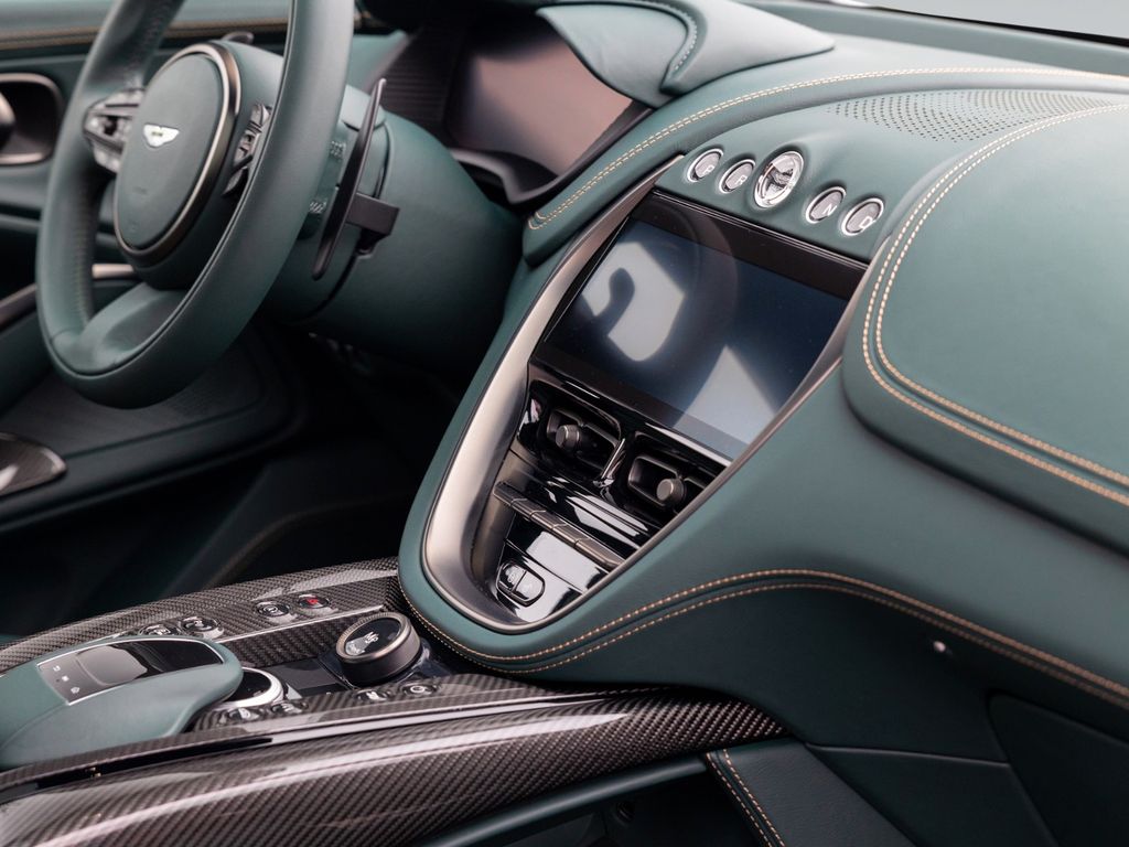 Aston Martin DBX 2025